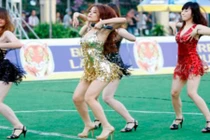 6 mỹ nhân bốc lửa “đốt cháy” sân bóng bằng vũ đạo 
