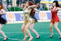 6 mỹ nhân bốc lửa “đốt cháy” sân bóng bằng vũ đạo 