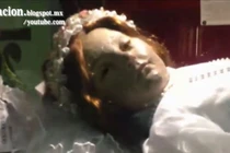 Hết hồn xác chết của vị thánh 300 tuổi bỗng dưng mở mắt