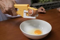 Dụng cụ đập trứng đơn giản nhanh gọn ít người biết