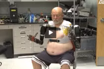 Người đàn ông cụt tay dùng ý nghĩ điều khiển chi giả