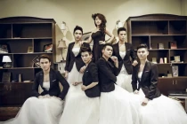 Phản cảm mẫu nam Việt “mặc váy, độn ngực“