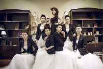 Phản cảm mẫu nam Việt “mặc váy, độn ngực“