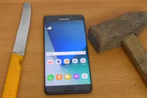 Tra tấn Galaxy Note 7 phũ phàng bằng búa và dao 