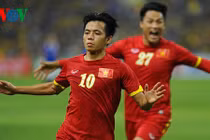Việt Nam 2-1 Malaysia: Văn Quyết lập siêu phẩm