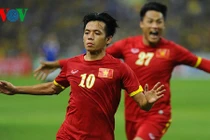 Việt Nam 2-1 Malaysia: Văn Quyết lập siêu phẩm