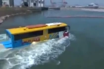 Xe buýt chạy bon bon dưới nước như phim viễn tưởng