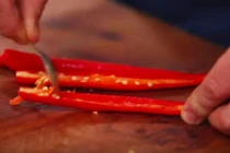 Cách loại bỏ hạt ớt nhanh chóng, không bỏng tay