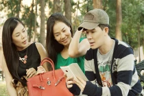 Thu Minh khoe túi hàng hiệu giá "khủng" trên phố