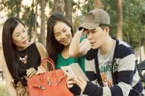 Thu Minh khoe túi hàng hiệu giá "khủng" trên phố