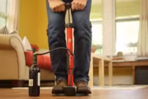 Chiêu mở rượu vang, rượu sâm panh bằng... bơm xe đạp