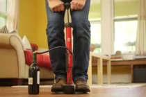 Chiêu mở rượu vang, rượu sâm panh bằng... bơm xe đạp