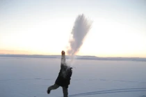 Điều gì xảy ra khi hất nước nóng vào không khí lạnh?