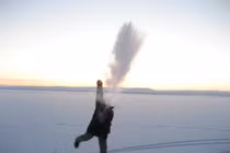 Điều gì xảy ra khi hất nước nóng vào không khí lạnh?