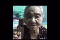 Cụ bà đáng yêu dạy cháu cách trang điểm khi đi chơi