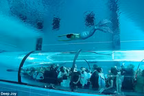 Chiêm ngưỡng "nàng tiên cá" trong bể bơi sâu nhất thế giới