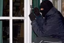 Treo lon bia, xoong nồi để... chống trộm