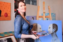 Khó tin nữ họa sĩ vẽ tranh bằng...ngực đẹp tuyệt