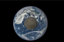 Khoảnh khắc tuyệt đẹp khi Mặt trăng đi qua Trái đất