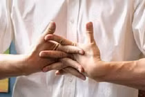 Thực hư thói quen bẻ đốt ngón tay gây hại sức khỏe