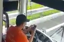 Tài xế thả vô lăng, say mê lướt facebook trên đường cao tốc