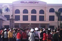 Hàng nghìn công nhân thức trắng đêm đòi thưởng Tết