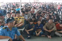 Khóc, ngất, ngủ gật chờ mua vé xe về quê ăn Tết