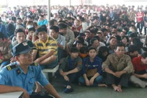 Khóc, ngất, ngủ gật chờ mua vé xe về quê ăn Tết