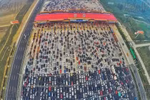 Phát sợ cảnh hàng nghìn ô tô chôn bánh trên cao tốc