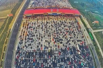 Phát sợ cảnh hàng nghìn ô tô chôn bánh trên cao tốc