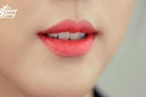 1 phút trang điểm cho môi hồng xinh tự nhiên