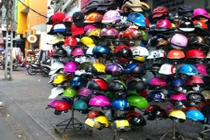 Đột nhập lò sản xuất mũ bảo hiểm giả đập là vỡ