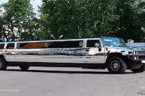 Siêu xe Hummer dài 8m phủ crom bóng bẩy, kiêu hãnh