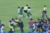 Cầu thủ nữ lột áo lao vào đánh trọng tài trên sân