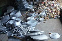 Nguy hiểm khôn lường từ đồ dùng bằng nhôm tái chế