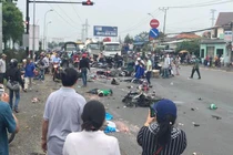 Tai nạn kinh hoàng container “ủi” 18 xe máy, hàng chục người thương vong