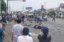 Tai nạn kinh hoàng container “ủi” 18 xe máy, hàng chục người thương vong