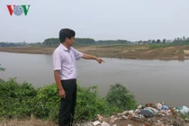 Nước sông Đáy thâm nâu vì ô nhiễm nhuộm dệt
