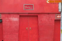 Giải mã ký tự bí ẩn trên nhà lòe loẹt nhất Hồ Tây