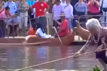 Nể màn chèo "bè" lấy mũ giữa hồ của cụ bà tóc bạc