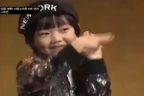 Em bé khiến sao Hàn và cộng đồng mạng bấn loạn