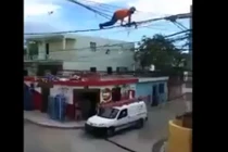 Hú hồn trai trẻ chống đẩy, lên xà đơn... trên dây điện