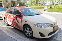 Toyota Camry hạng sang đất Việt, taxi xứ người