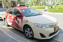 Toyota Camry hạng sang đất Việt, taxi xứ người