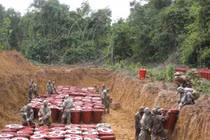 Bộ đội Việt Nam xử lý đất nhiễm độc CS thế nào?