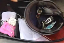 Chết cười với thói quen ngớ ngẩn cất vé gửi xe vào cốp