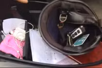 Chết cười với thói quen ngớ ngẩn cất vé gửi xe vào cốp