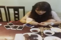 Gái xinh chơi trội, dùng iPhone 6 đập vỏ lạc