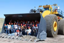 Choáng ngợp trước máy xúc khổng lồ nhất thế giới