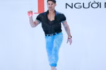 Giám khảo Next Top Model “lả lơi” với giày hồng 2 tấc